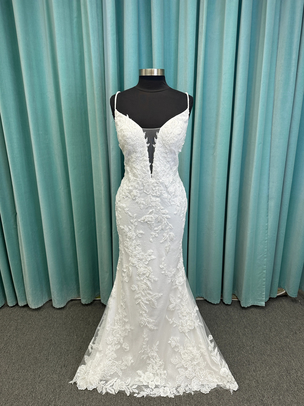 Gracie Deep V-Neck Lace Applique Fit-and-Flare Wedding Dress Sz 14 Ivory
